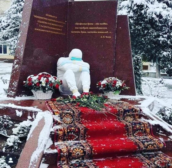 В Махачкале открыт памятник медикам, погибшим в борьбе с COVID-19