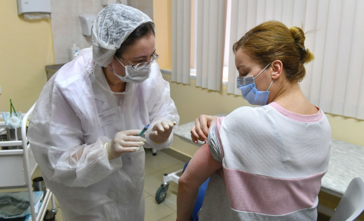 В России началась массовая вакцинация от COVID-19 врачей и учителей